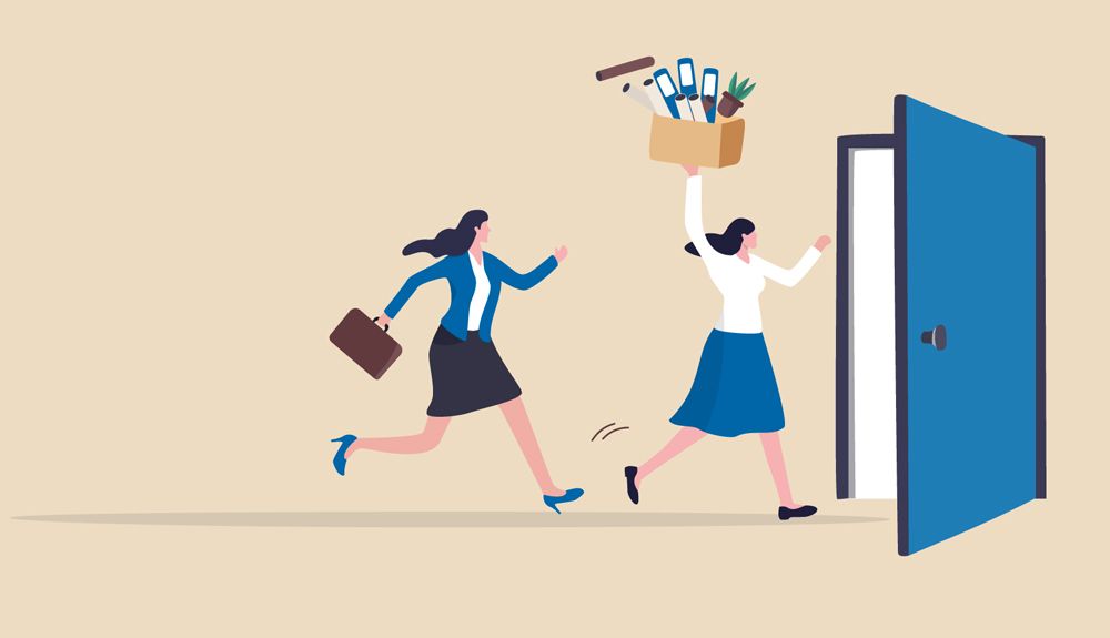 femmes qui sortent d'une pièce avec sacs et cartons