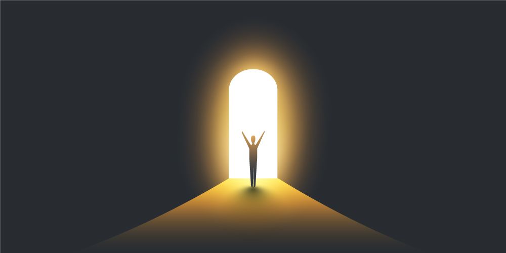 Personnage devant entrée lumineuse