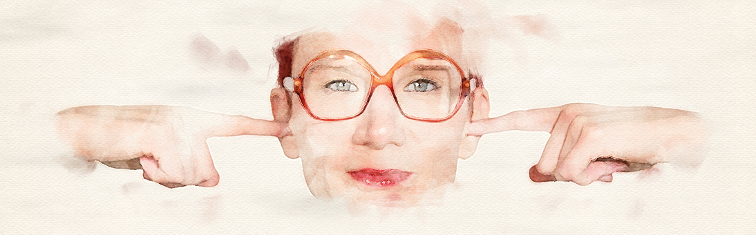 Femme qui se bouche les oreilles